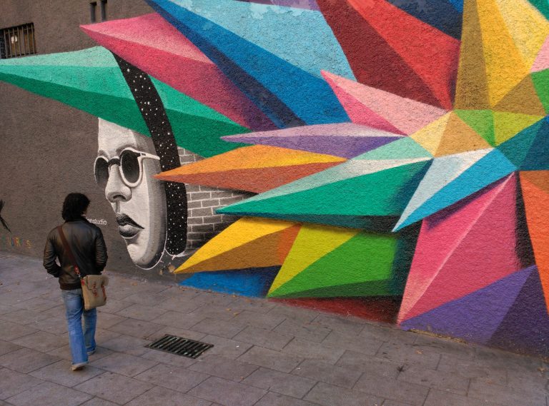 chico-andando-mira-mural-okuda